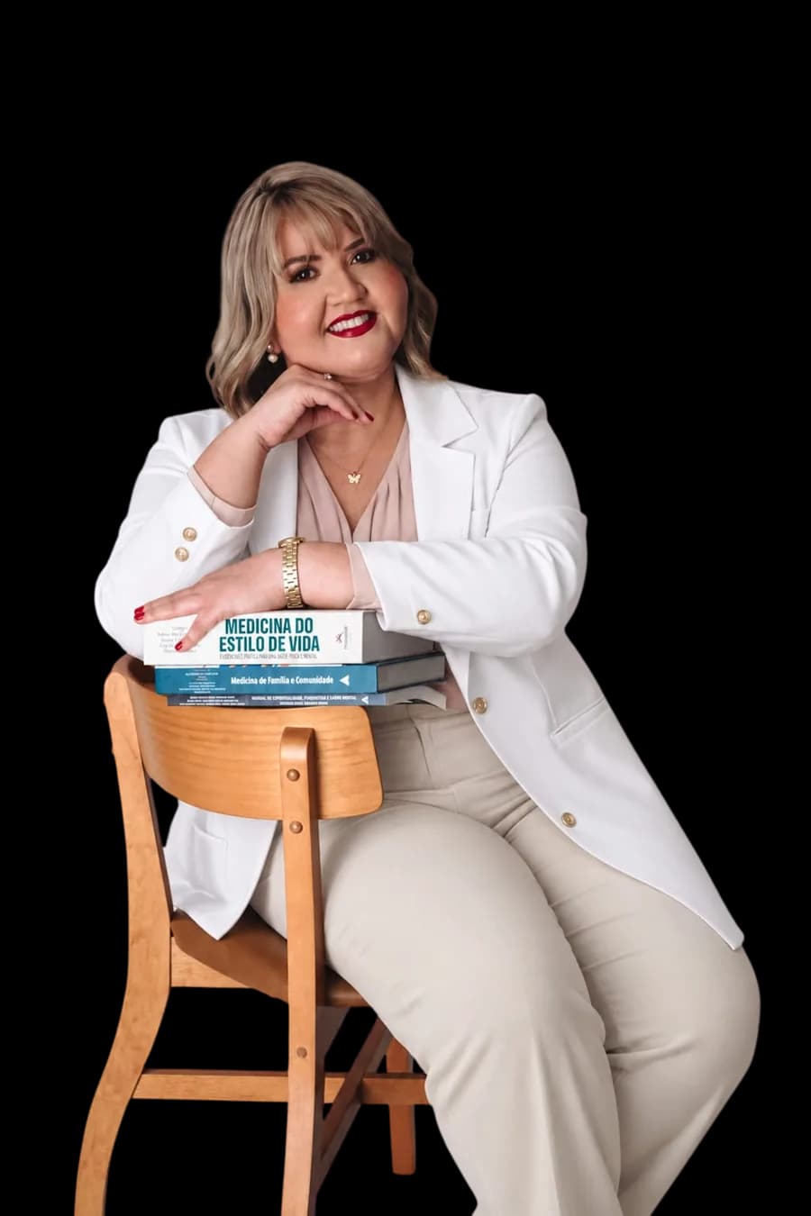 Dra. Daniela Lima da Costa sentada em uma cadeira de madeira, apoiada sobre livros de medicina