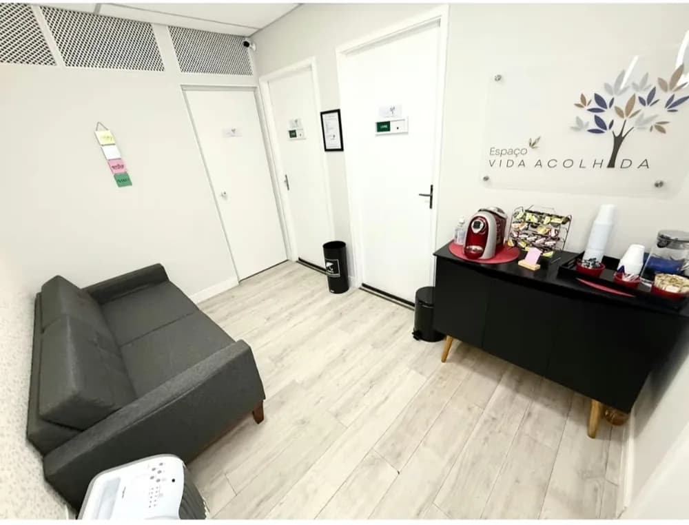 Recepção do Espaço Vida Acolhida com sofá e cantinho do café